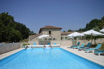 Gîte pour 5 personnes, avec piscine ainsi que jardin et terrasse à Saint-Pierre-d'Amilly