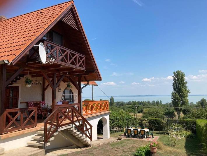 Ferienwohnung für 4 Personen, mit Balkon und Terrasse sowie Garten und Seeblick in Westtransdanubien