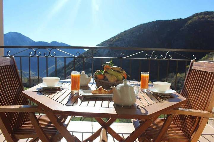 Location de vacances pour 5 personnes, avec balcon et piscine à Utelle