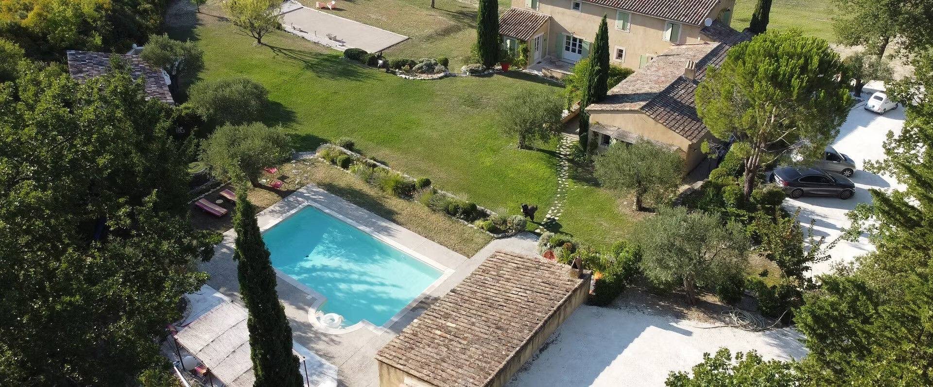 Chambre d’hôtes « Cascade » avec piscine partagée, Wi-Fi et climatisation in Saint-Didier, Parc naturel régional du Mont-Ventoux