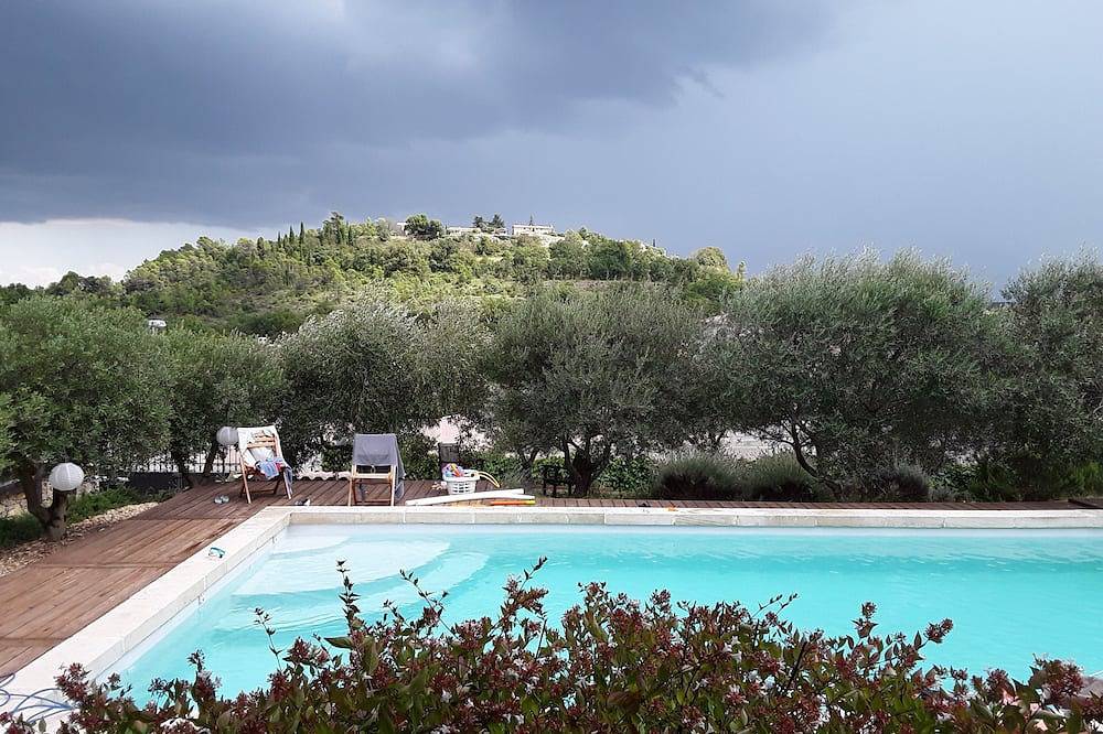 House with heated pool and superb view of Lussan in Lussan, Nimes und Umgebung