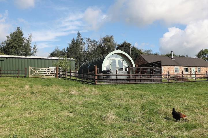 Cottage for 4 people, with garden and hot tub in Alton Towers