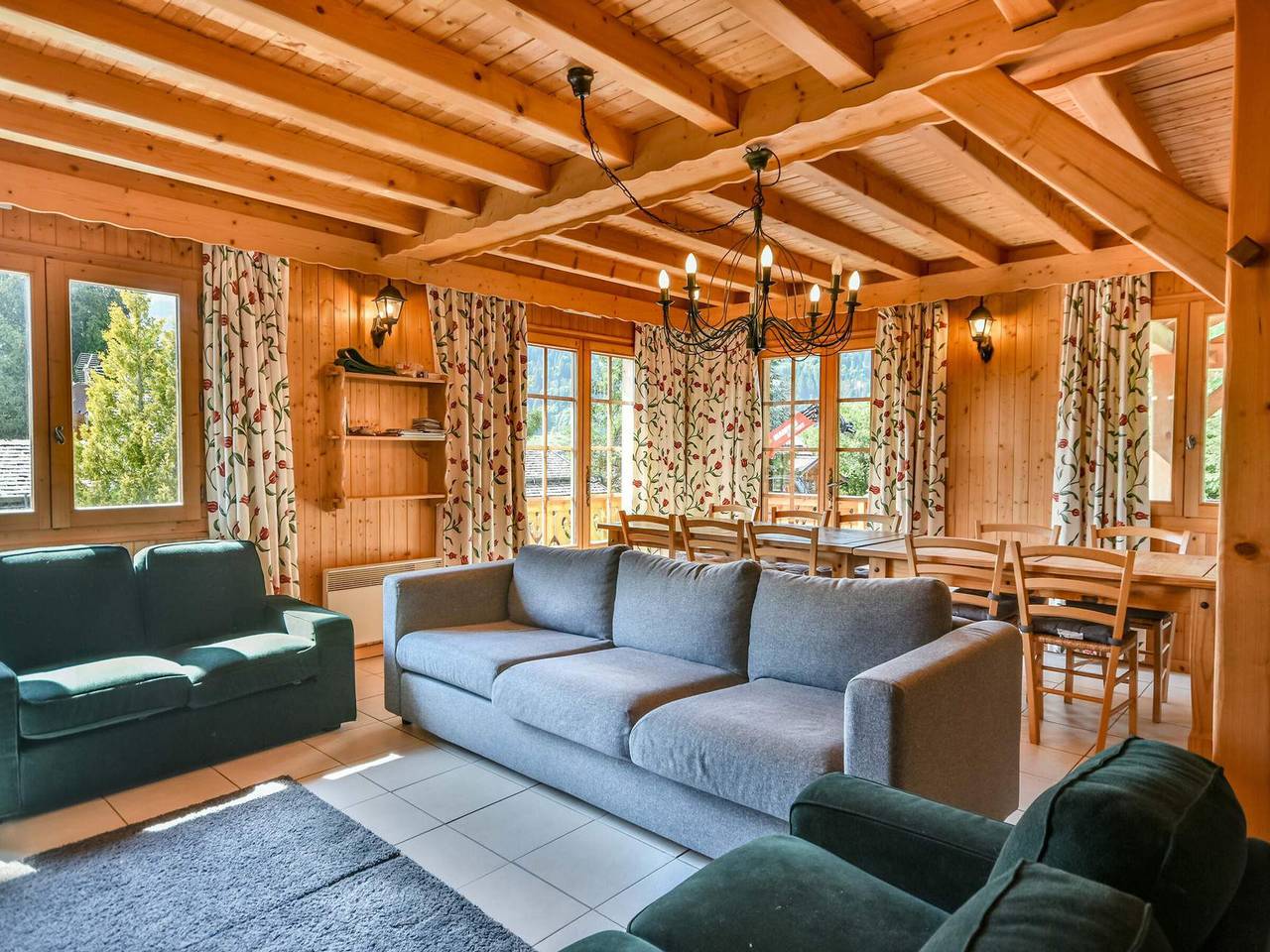 Charming 9-Person Chalet near Lake and Ski Slopes – Les Gets in Les Gets, Les Portes du Soleil