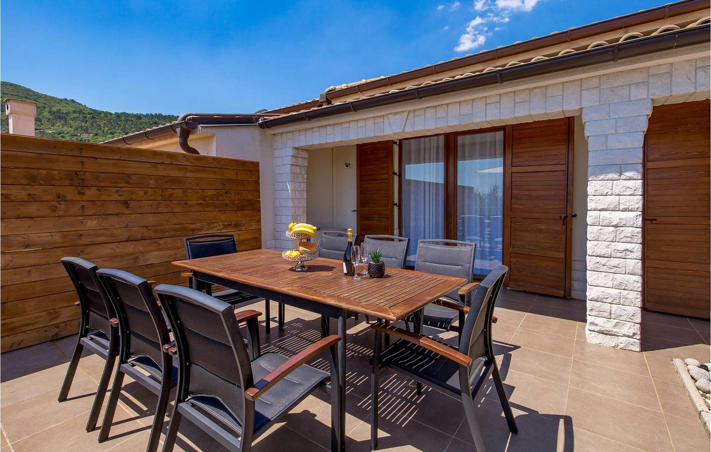 Retraite en bord de mer : appartement confortable avec piscine et terrasse, à 2 km de la plage pour chiens in Icici, Primorje-Gorski Kotar