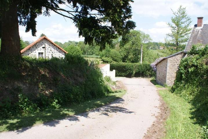 Location de vacances pour 10 personnes, avec Terrasse et Jardin ainsi que Piscine et Vue à Pionsat - 4