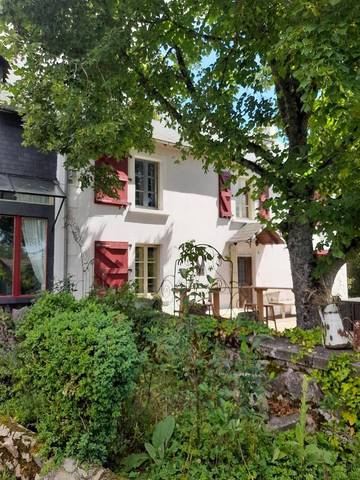 Gîte pour 15 personnes, avec terrasse et jardin à Biollet
