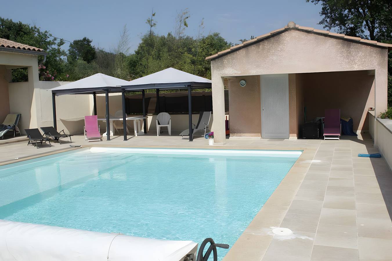 Entire apartment, Apartment 'Villabrix Proche Uzès' with Wi-Fi in Vallabrix, Nimes region