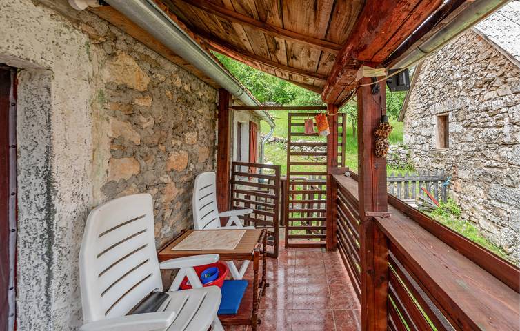Charmante 140 m² große Wohnung mit Pool, WLAN und Parkplatz in Gračac, Zadar