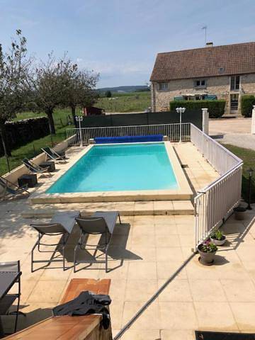 Gîte pour 10 personnes, avec vue ainsi que jardin et piscine, animaux acceptés à Farges-lès-Chalon