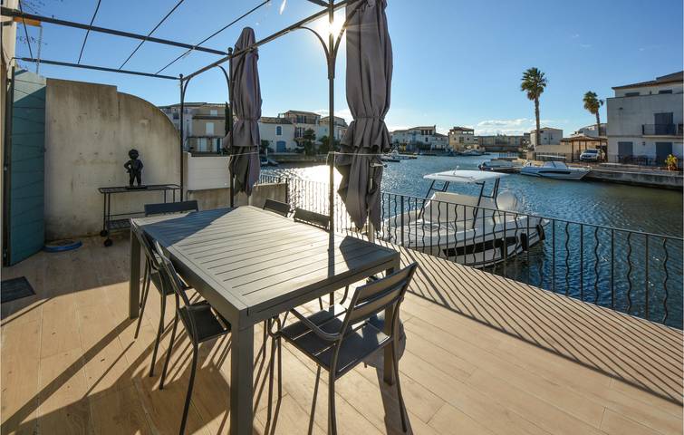 Acogedor 2BR Apt con estacionamiento y aire acondicionado, cerca de Aigues-Mortes in Aigues-Mortes, Côte d'Améthyste