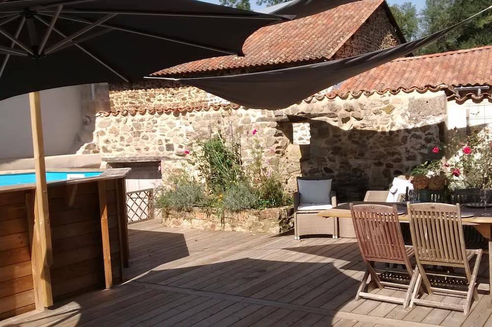 Luxury Guardian's Cottage with private heated pool and river access, Chez Bigot in Busserolles, Parc naturel régional Périgord-Limousin