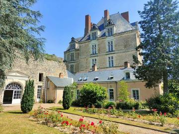 Gîte pour 2 personnes, avec terrasse ainsi que jardin et vue à Durtal