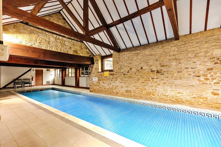 Villa for 4 people, with Garden and Pool in England