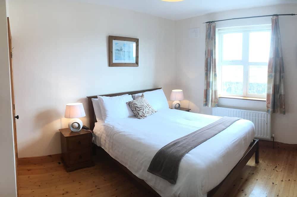 Schöne Aussicht auf das Meer an der Westküste von Irland, entlang der Wild Atlantic Way. in County Clare