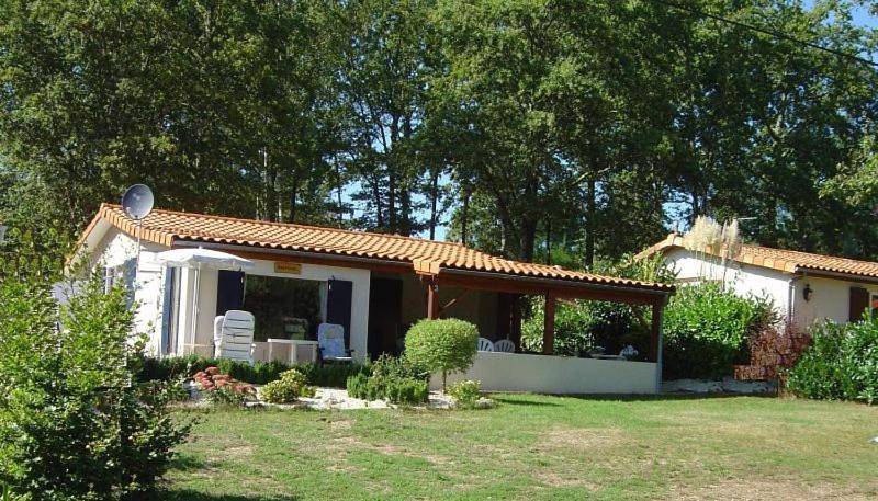 Location de vacances pour 5 personnes, avec Terrasse et Jardin ainsi que Bassin pour enfant et Piscine à Écuras