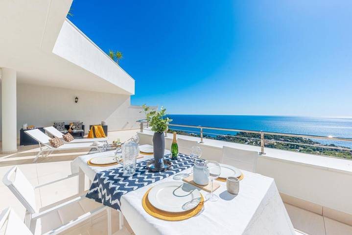 Location de vacances pour 4 personnes, avec balcon ainsi que jacuzzi et piscine dans Altea Hills
