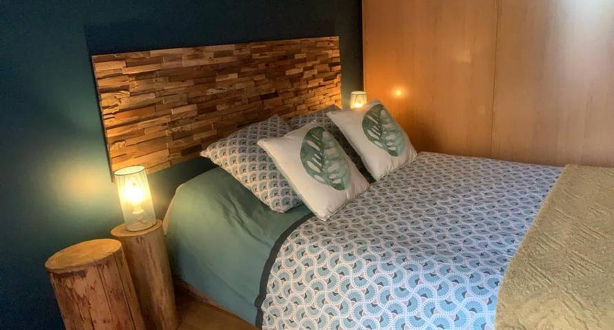 Location de vacances pour 2 personnes, avec Terrasse ainsi que Jardin et Piscine à Saint-Maurice-de-Lignon