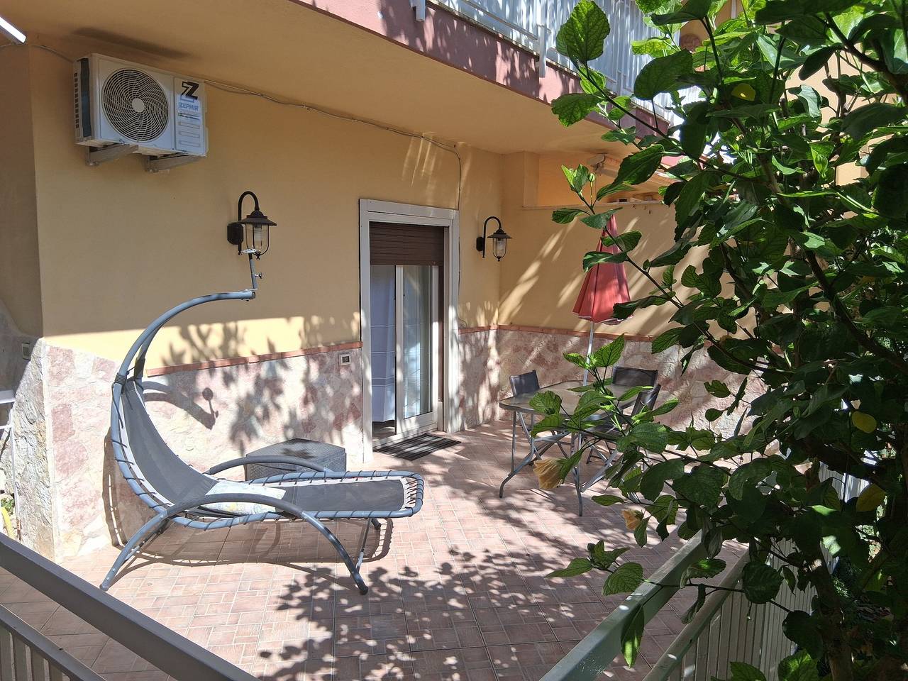 Casa Vacanze 'Large' con Vista Montagna, Wi-Fi e Aria Condizionata in Spiaggia di Mondello, Palermo