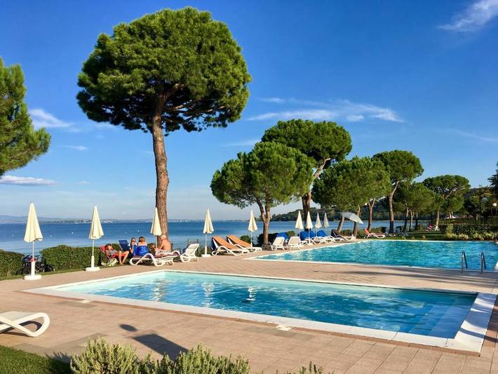 Ferienpark für 4 Personen, mit Terrasse und Garten sowie Pool und Seeblick am Gardasee