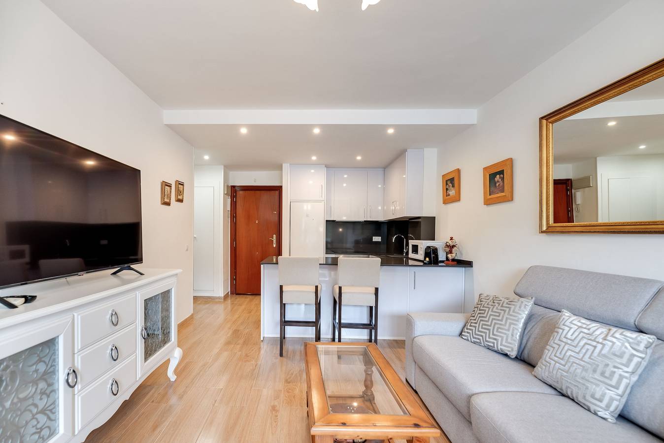 Entire apartment, Apartment "Piso cerca a la Playa" with Pool, Balcony & Wi-Fi in Plaza de los Naranjos, Marbella