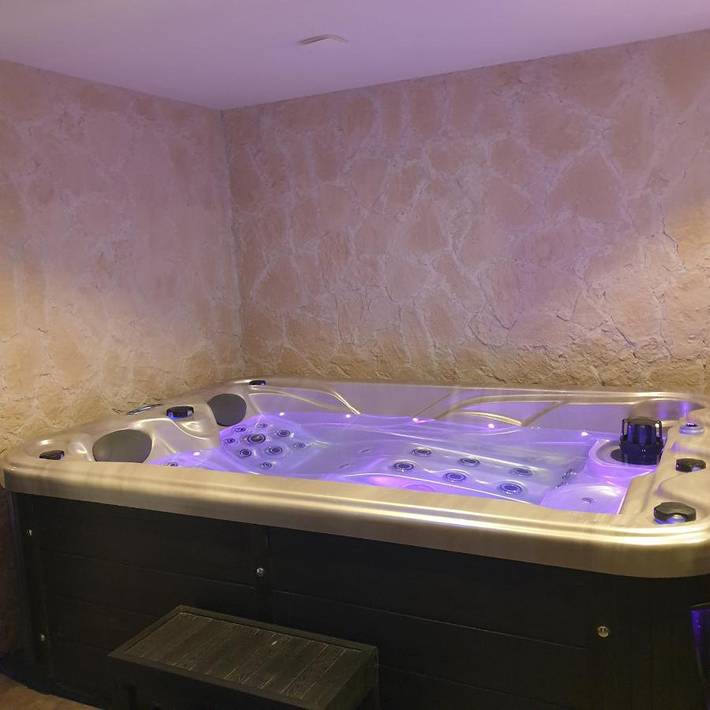 Chambre d’hôte pour 3 personnes, avec Jacuzzi et Terrasse ainsi que Jardin et Sauna
