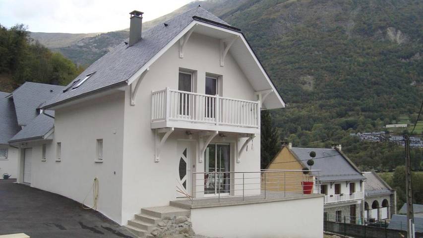 Gîte pour 8 personnes, avec jardin et vue à Sassis