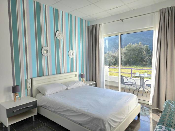 Location de vacances pour 2 personnes, avec balcon ainsi que vue et jardin à Montbolo - 3