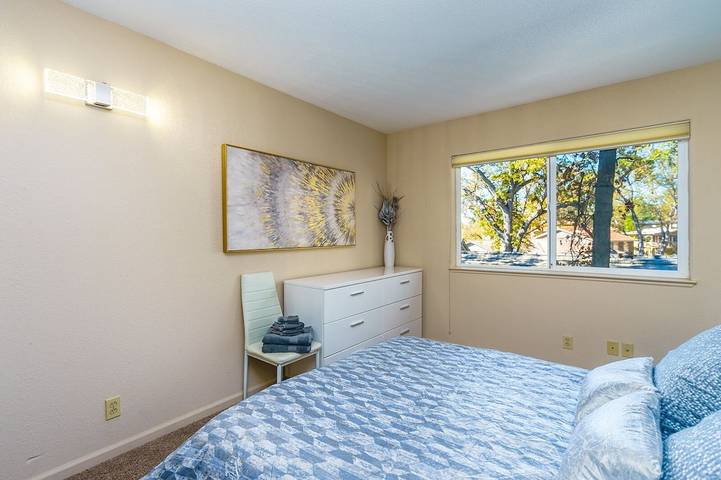 Vacation rental for 27 people, with yard and pool in Groveland (CA)