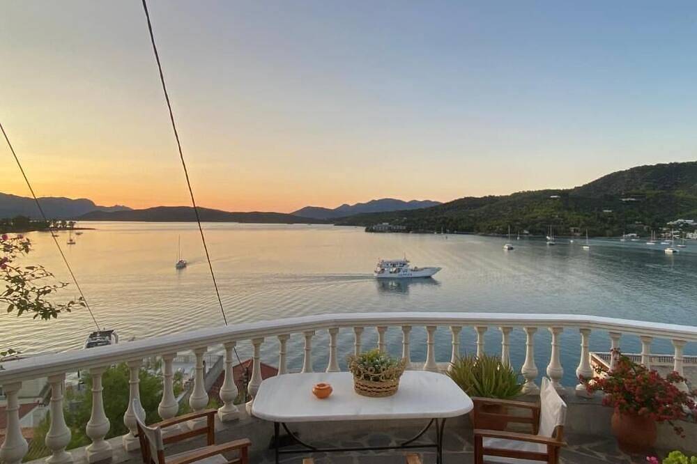 Ganze Wohnung, In the heart of Poros, stunning panoramic views, privacy and serenity. in Poros Stadt, Poros