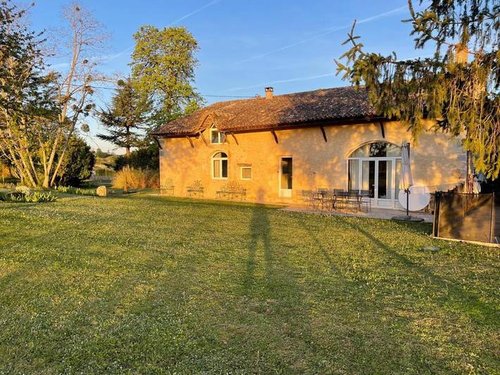 Location de vacances pour 10 personnes, avec Terrasse et Jardin ainsi que Piscine et Vue à Ruch (homonymie)