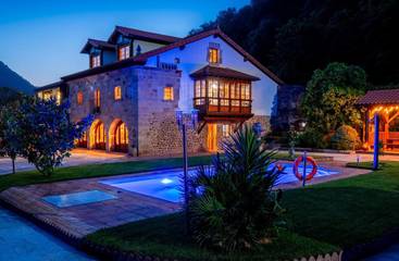 Chalet para 13 personas, con piscina además de vistas y jardín en Valle del Pas