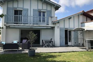 Gîte pour 8 personnes, avec jardin ainsi que jacuzzi et terrasse à Ahetze