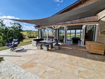 Location de vacances pour 8 personnes, avec piscine et terrasse à Charroux (Auvergne)