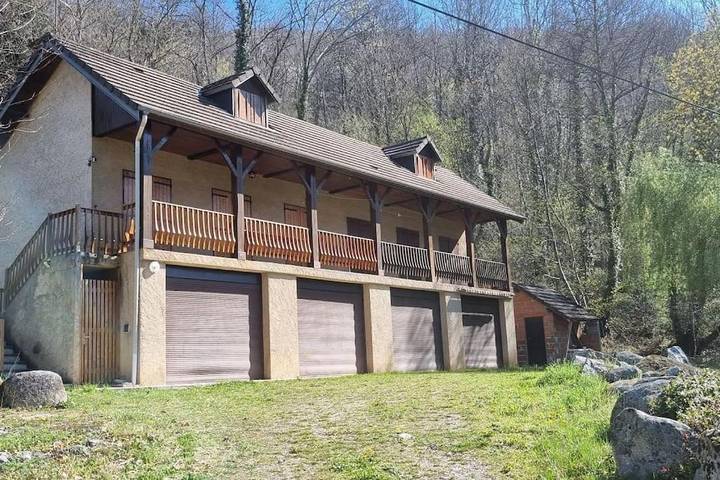 Maison de vacances pour 6 personnes, avec Balcon et Terrasse ainsi que Jardin et Vue à Ercé