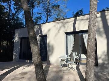 Gîte pour 4 personnes, avec terrasse ainsi que piscine et jardin, animaux acceptés dans l' Hérault