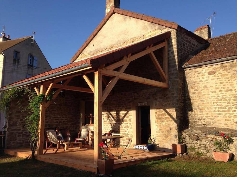 Five-Bedroom House in Flée, Région de Montbard