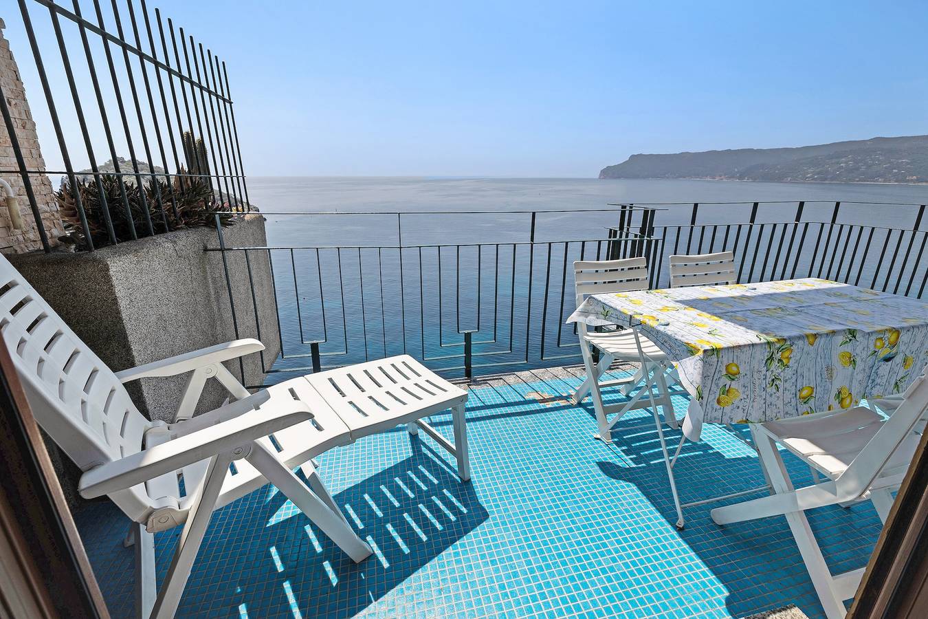 Ganze Wohnung, Haustierfreundliche Ferienwohnung Stupenda Vista Mare in Strandnähe mit Balkon und Wlan in Bergeggi, Riviera di Ponente