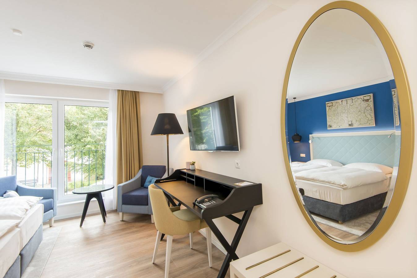 Boutique-Hotel Zur alten Post Neubau - Großes Wohnzimmer mit Balkon in Hafen Büsum, Büsum