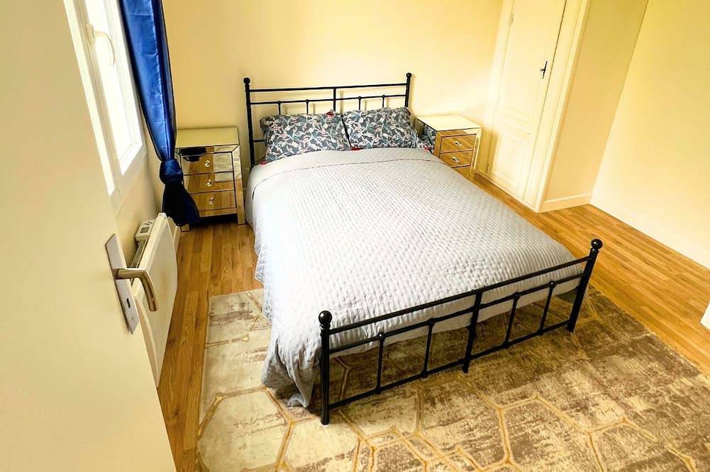 2 Bedroom Home: Stay 15min train ride from Paris with Wifi in Sarcelles, Val-d'Oise