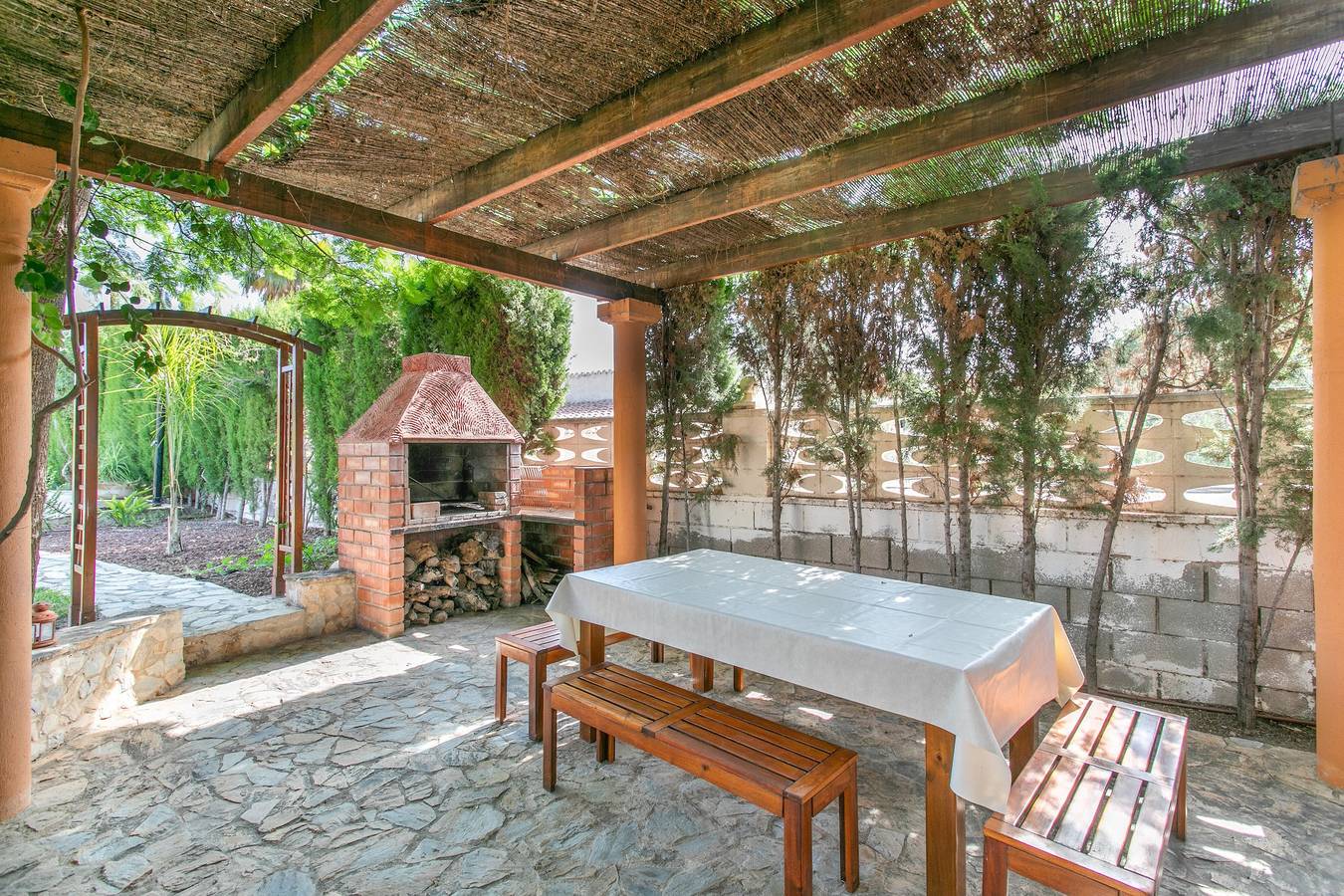 Ferienhaus 'Beniarbeig' mit Bergblick, Wi-Fi und Klimaanlage in El Campello, Costa Blanca