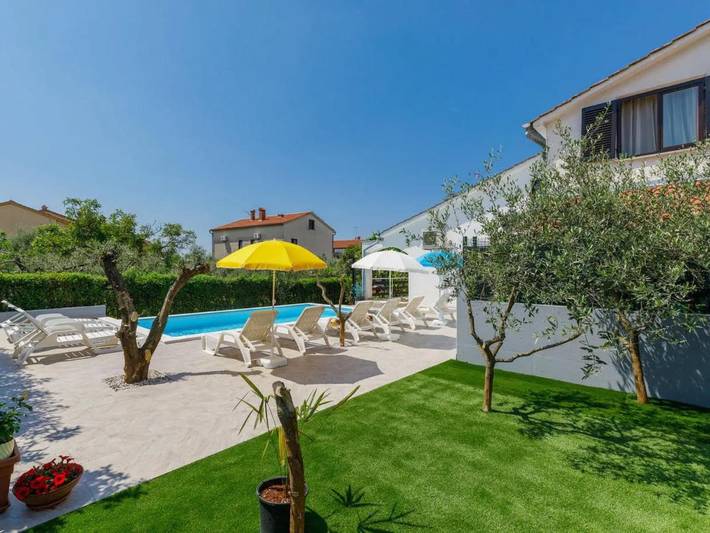 Ferienhaus für 8 Personen, mit Garten und Pool sowie Ausblick in Poreč