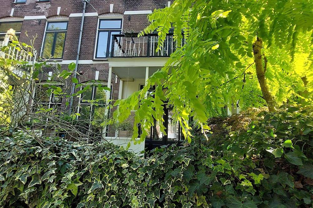Historic townhouse with 5 bedrooms In Holland's oldest city center in Dordrecht, Nationalpark De Biesbosch