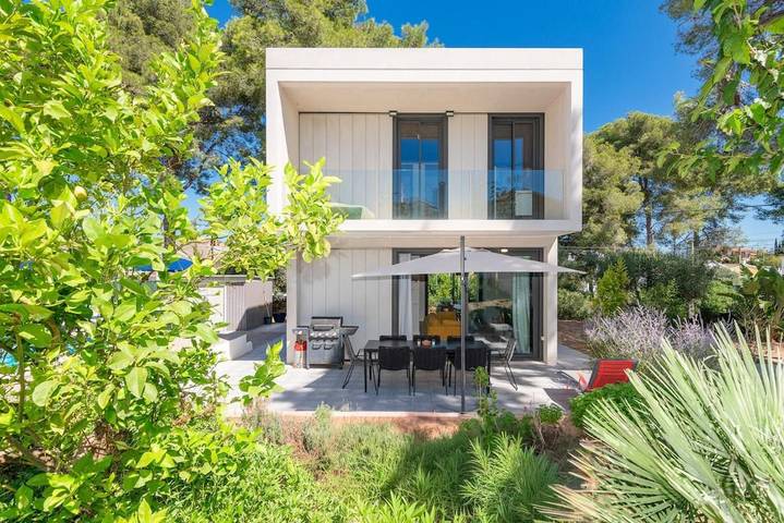 Apartamento para 4 personas, con Balcón y Terraza además de Jardín y Piscina en Canyelles (Barcelona)