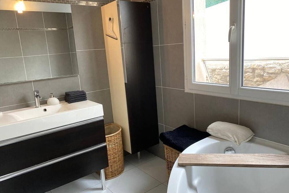 Villa 6 persons/pool/jacuzzi/campagne/terrain de pétanque/15 km Bandol in Le Beausset, Toulon region