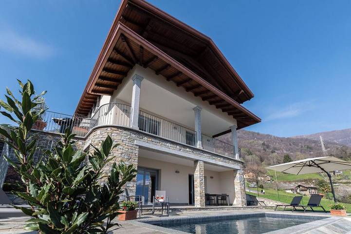 Villa für 14 Personen, mit Balkon und Garten sowie Whirlpool in Pianello del Lario