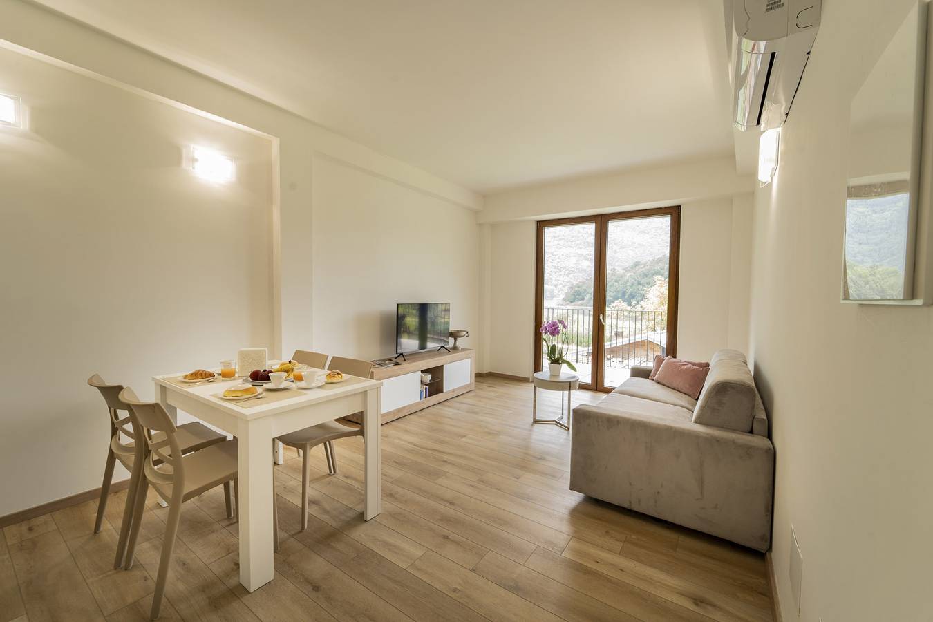 Entire apartment, Holiday Apartment "3" with Lake View, Shared Pool & Wi-Fi in Comune di Carlazzo, Lago di Lugano (Italy)