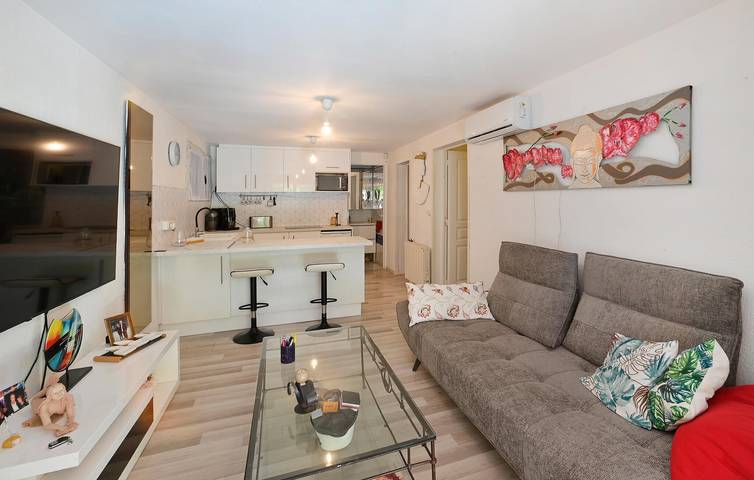 Apartamento vacacional entero, Acogedor Apartamento con WiFi, AC, Parking, Terraza - Cerca de Lunel in Lunel, Costa mediterránea (Francia)