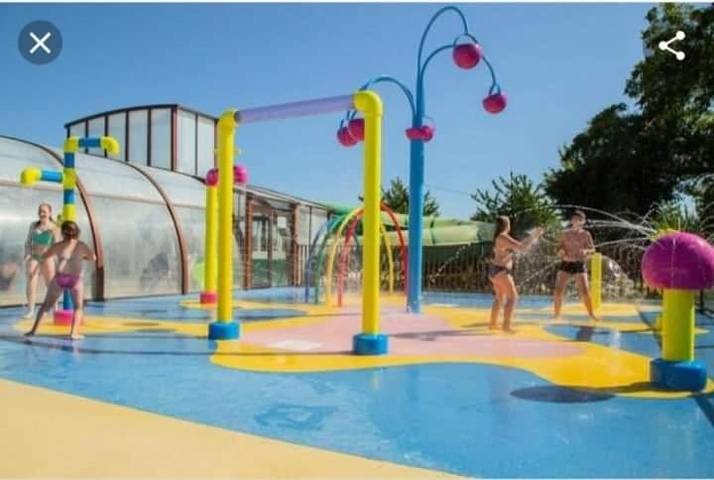 Camping pour 4 personnes, avec Terrasse ainsi que Bassin pour enfant et Vue