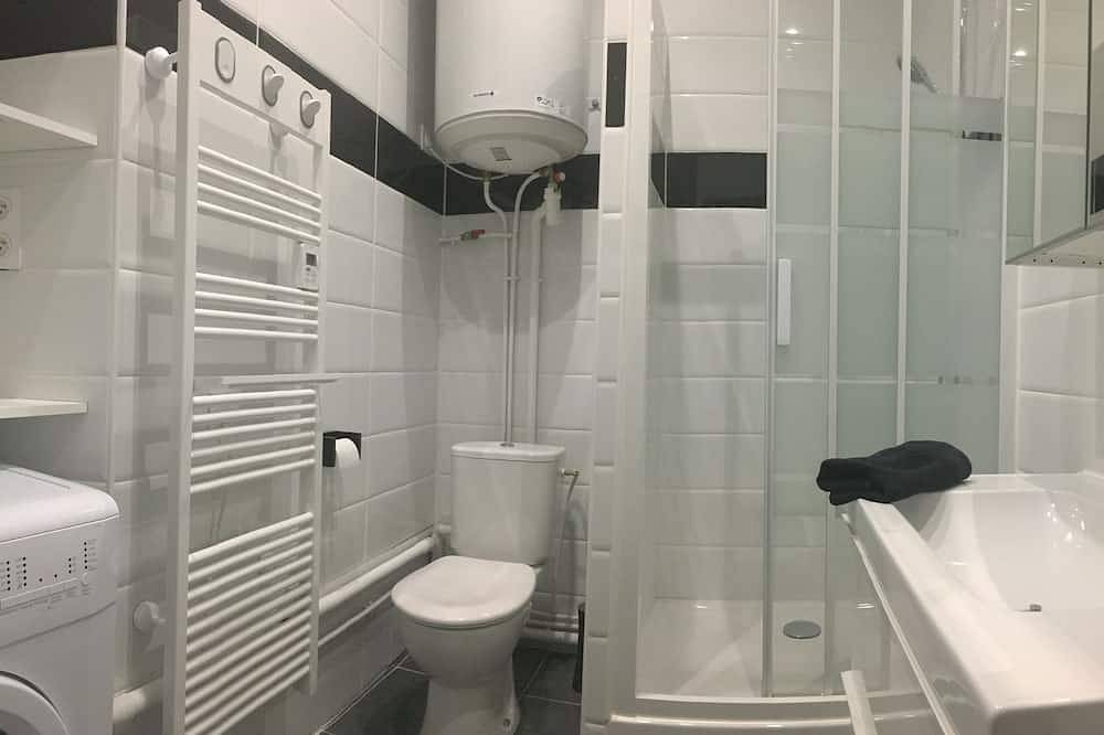 Appartement entier, Appartement au coeur du vieux Nîmes (parking inclus, hauteur max : 1 mètre 90) in Nîmes, Région de Nîmes