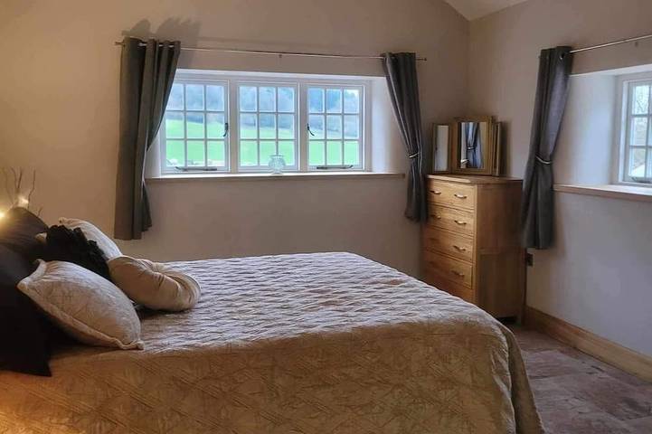 A luxury retreat in the Forest of Dean with hot tub. Great for cycling/walking in Gloucestershire